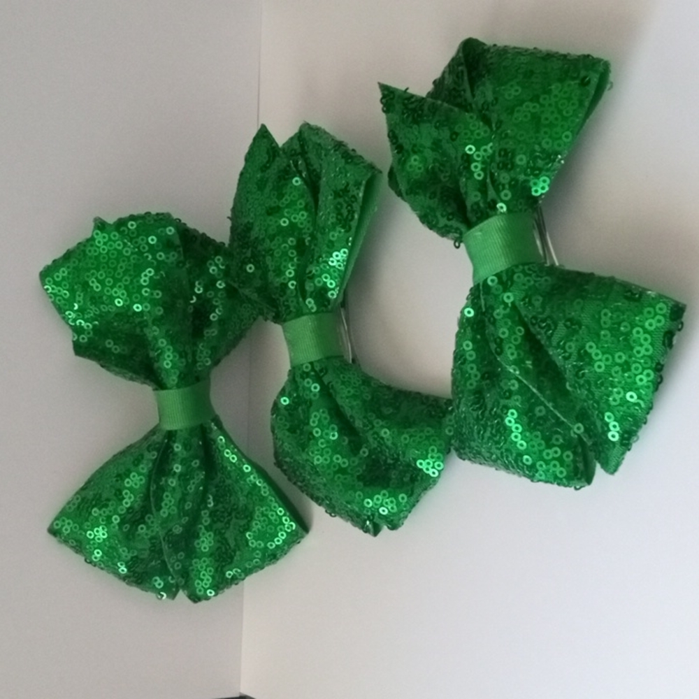 🌼 Green sequin hair bows